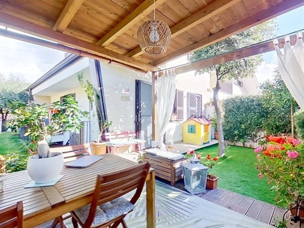 casa indipendente in vendita a Guidonia Montecelio in zona Setteville