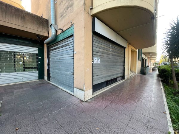 locale commerciale in vendita a Guidonia Montecelio in zona Guidonia