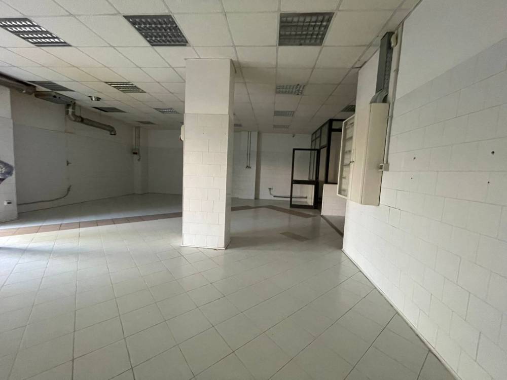 locale commerciale in vendita a Guidonia Montecelio in zona Guidonia