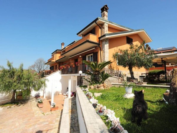 casa indipendente in vendita a Guidonia Montecelio in zona Marco Simone