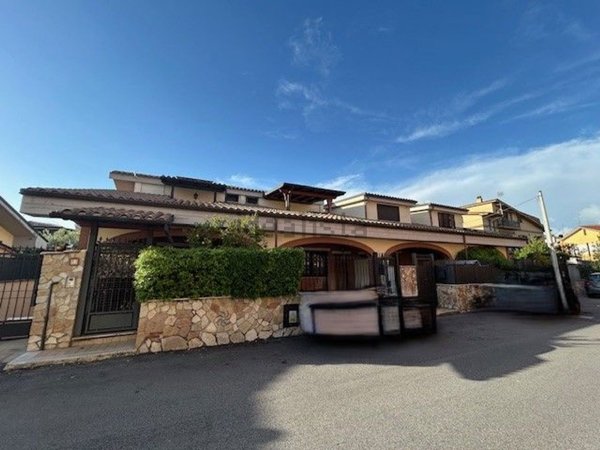 pentavano in vendita a Guidonia Montecelio in zona Villanova