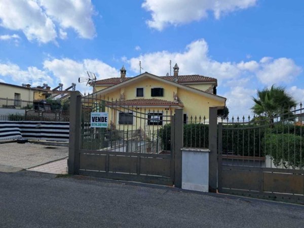 quadrivano in vendita a Guidonia Montecelio in zona Guidonia