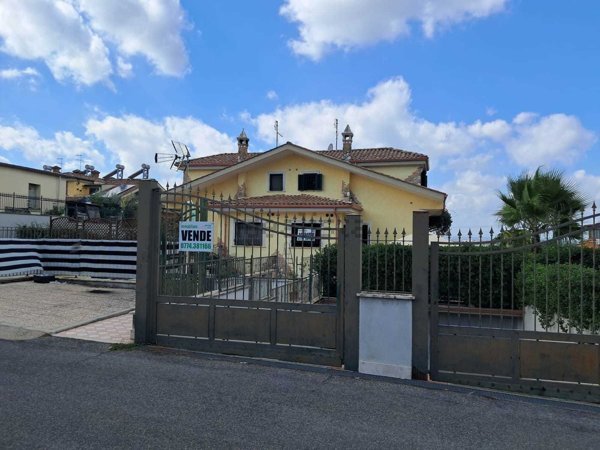quadrivano in vendita a Guidonia Montecelio in zona Setteville