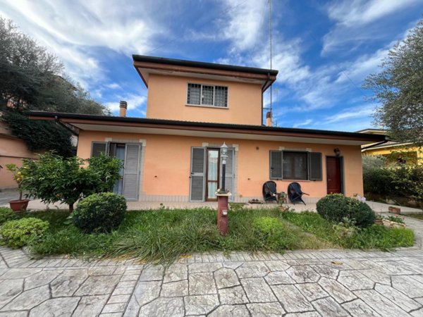 casa indipendente in vendita a Guidonia Montecelio in zona Guidonia