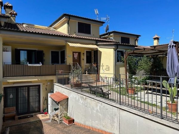 pentavano in vendita a Guidonia Montecelio in zona Marco Simone