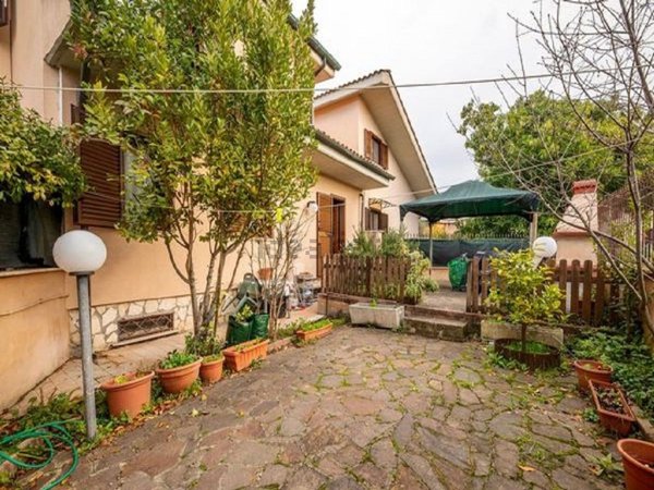 casa indipendente in vendita a Guidonia Montecelio in zona Marco Simone
