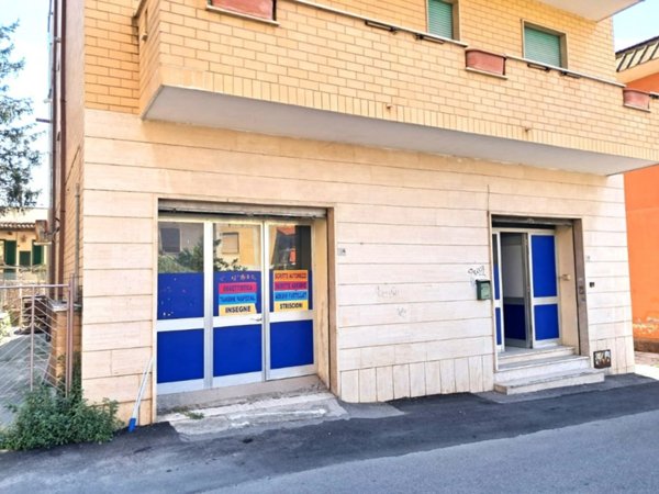 locale commerciale in vendita a Guidonia Montecelio in zona Villanova