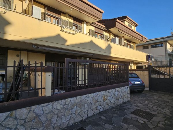 esavano in vendita a Guidonia Montecelio in zona Marco Simone