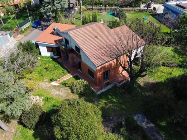 casa indipendente in vendita a Guidonia Montecelio in zona Colleverde