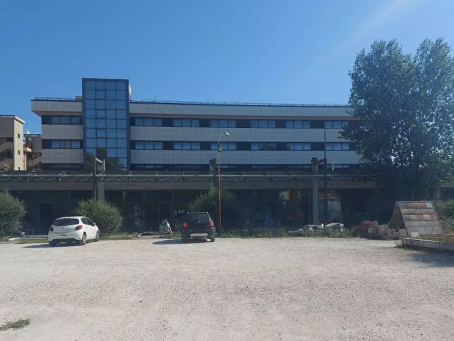 negozio in vendita a Guidonia Montecelio in zona Marco Simone