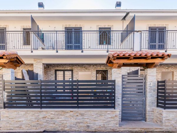casa indipendente in vendita a Guidonia Montecelio in zona Colle Fiorito
