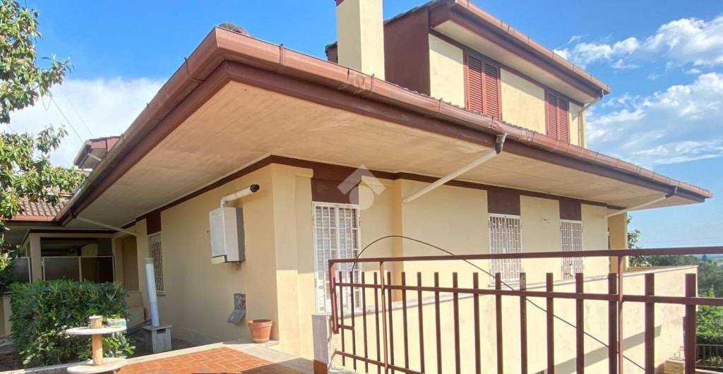 casa indipendente in vendita a Guidonia Montecelio in zona Colleverde