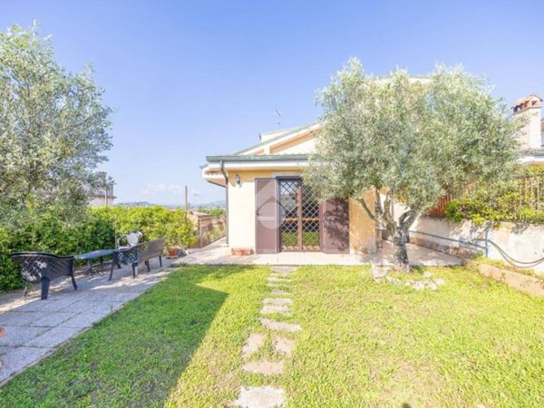 casa indipendente in vendita a Guidonia Montecelio in zona Setteville