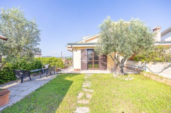 casa indipendente in vendita a Guidonia Montecelio in zona Setteville