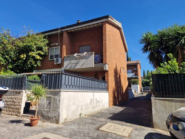 casa indipendente in vendita a Guidonia Montecelio in zona Colleverde