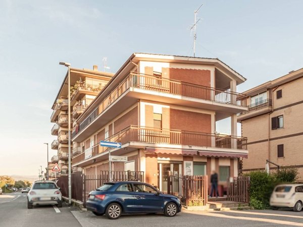 locale commerciale in vendita a Guidonia Montecelio in zona Setteville