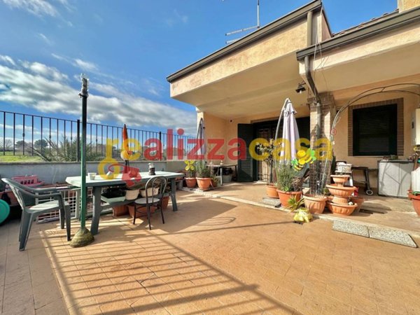 casa indipendente in vendita a Guidonia Montecelio in zona Setteville