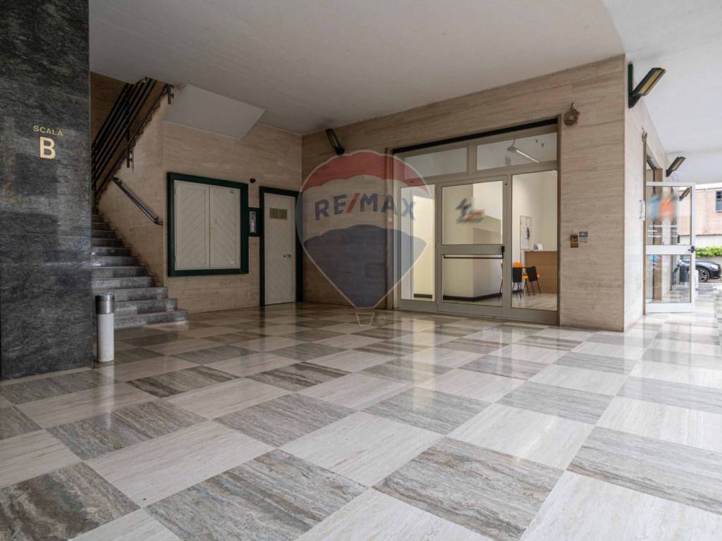 negozio in vendita a Guidonia Montecelio in zona Montecelio