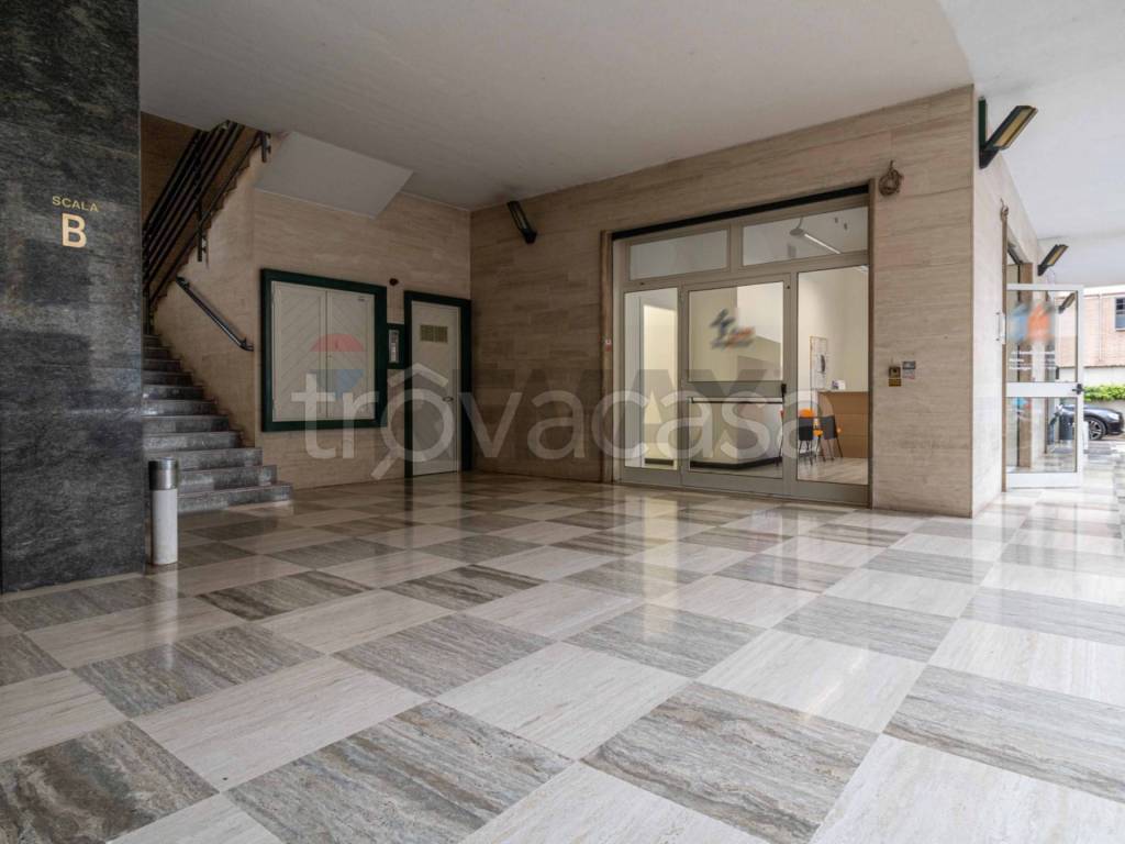 negozio in vendita a Guidonia Montecelio in zona Montecelio