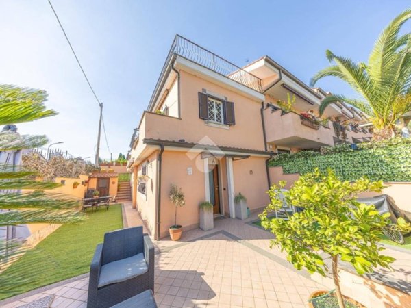 casa indipendente in vendita a Guidonia Montecelio in zona Setteville