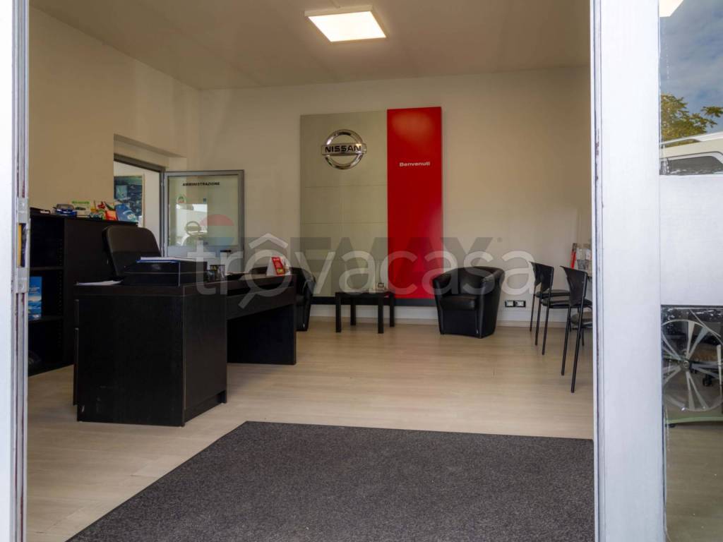 negozio in vendita a Guidonia Montecelio in zona Marco Simone