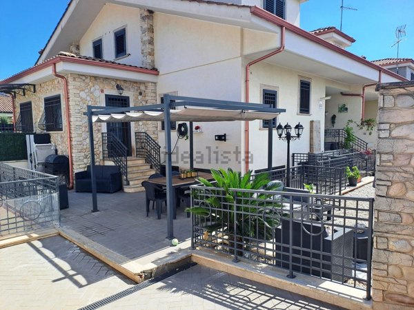 casa indipendente in vendita a Guidonia Montecelio in zona Setteville