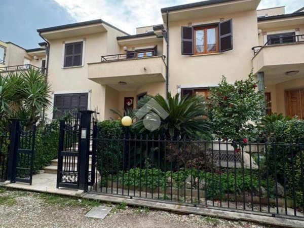 casa indipendente in vendita a Guidonia Montecelio in zona Guidonia