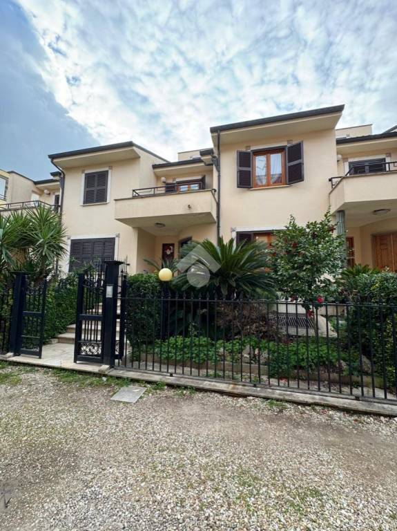 casa indipendente in vendita a Guidonia Montecelio in zona Guidonia