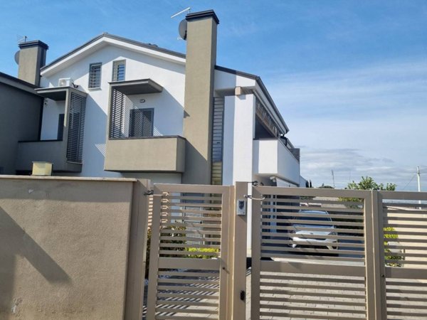 casa indipendente in vendita a Guidonia Montecelio in zona Setteville