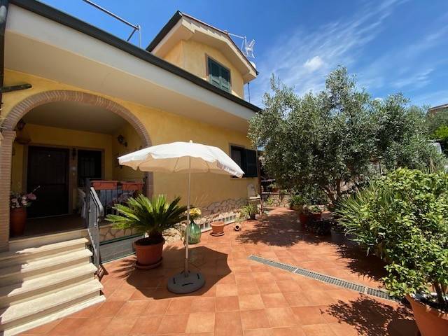 casa indipendente in vendita a Guidonia Montecelio in zona Setteville