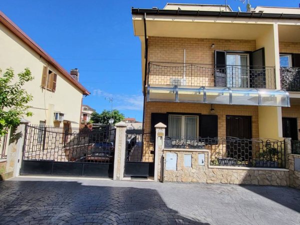 casa indipendente in vendita a Guidonia Montecelio in zona Villalba