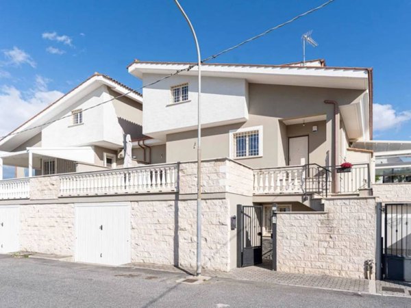 casa indipendente in vendita a Guidonia Montecelio in zona Setteville
