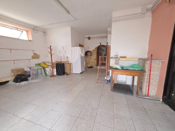 locale commerciale in vendita a Guidonia Montecelio in zona Guidonia