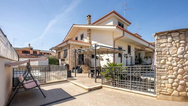 casa indipendente in vendita a Guidonia Montecelio in zona Setteville