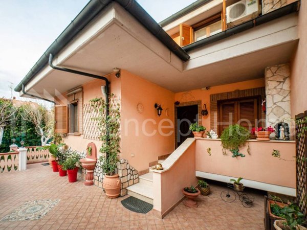 casa indipendente in vendita a Guidonia Montecelio in zona Setteville