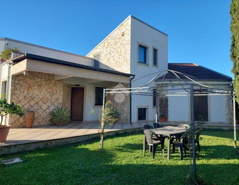 casa indipendente in vendita a Guidonia Montecelio in zona Colleverde