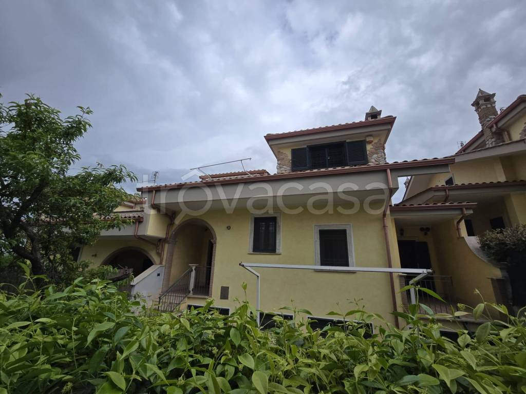 casa indipendente in vendita a Guidonia Montecelio in zona Montecelio