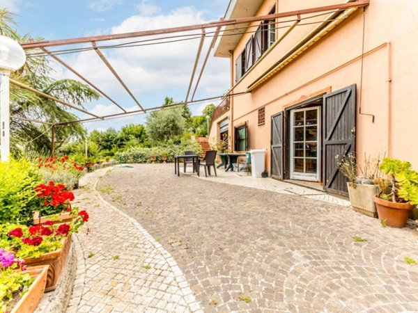 casa indipendente in vendita a Guidonia Montecelio in zona Marco Simone