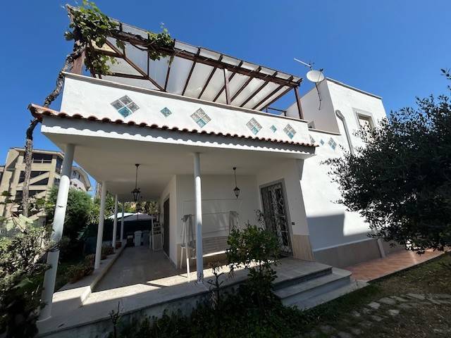 casa indipendente in vendita a Guidonia Montecelio in zona Guidonia