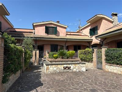 casa indipendente in vendita a Guidonia Montecelio in zona Setteville
