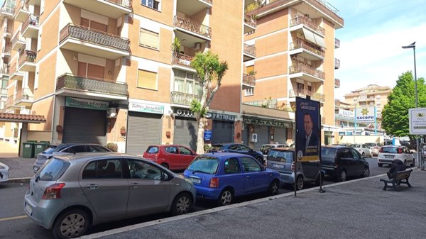 locale commerciale in vendita a Guidonia Montecelio in zona Setteville