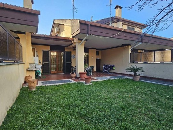 casa indipendente in vendita a Guidonia Montecelio in zona Setteville