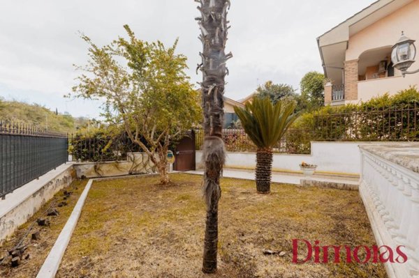 casa indipendente in vendita a Guidonia Montecelio in zona Marco Simone