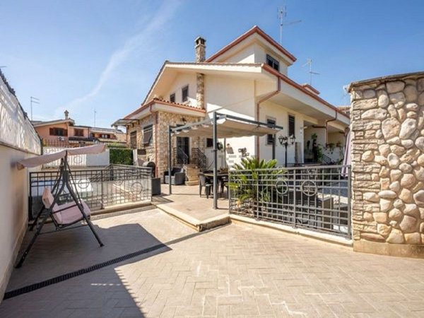 casa indipendente in vendita a Guidonia Montecelio in zona Setteville