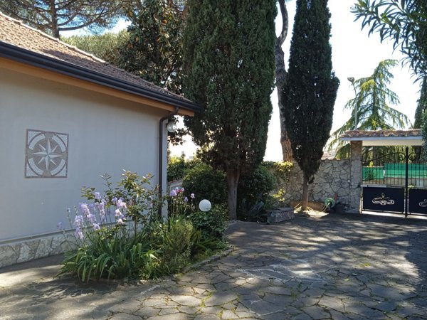 casa indipendente in vendita a Guidonia Montecelio in zona Colleverde