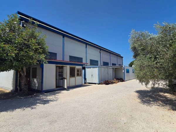 locale commerciale in vendita a Guidonia Montecelio in zona La Botte
