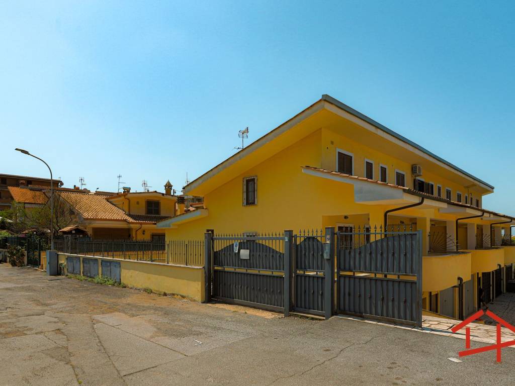 casa indipendente in vendita a Guidonia Montecelio in zona Setteville