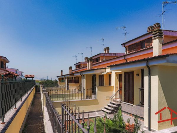 casa indipendente in vendita a Guidonia Montecelio in zona Setteville