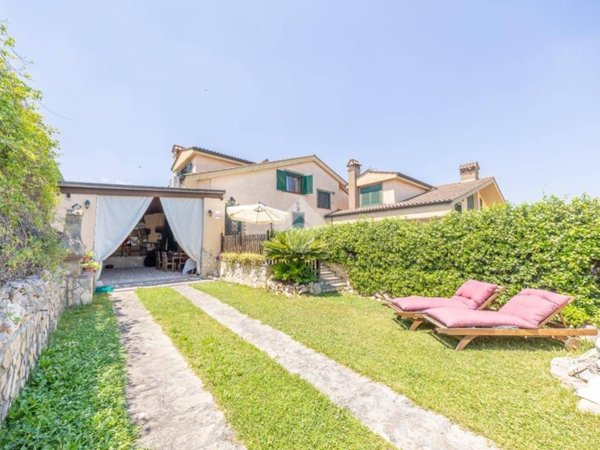 casa indipendente in vendita a Guidonia Montecelio in zona Setteville