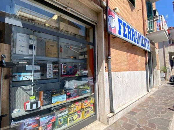 negozio in vendita a Guidonia Montecelio in zona Villalba